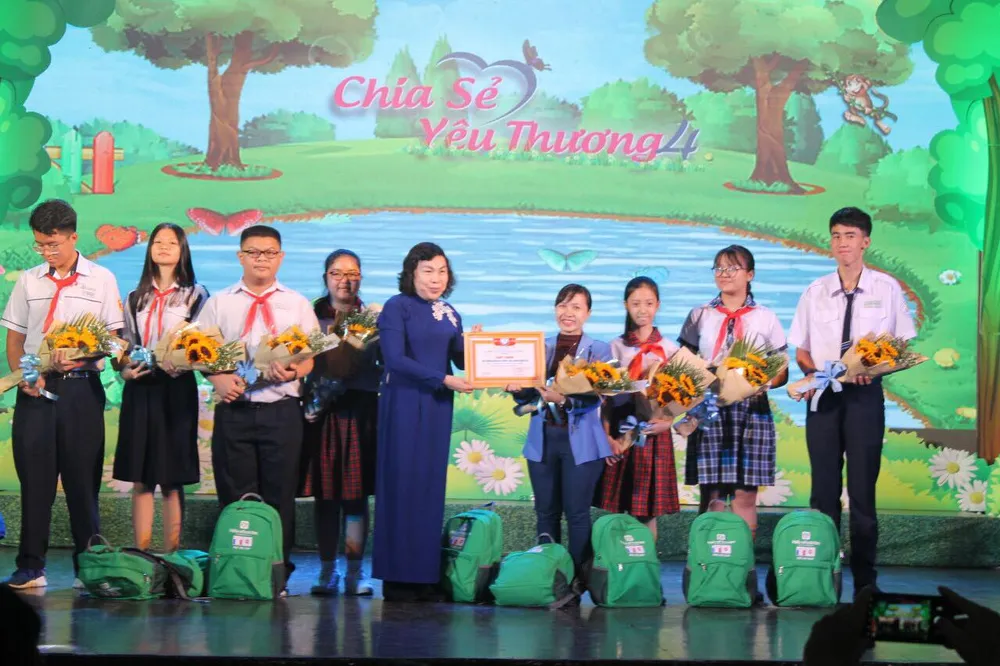 Chia sẻ yêu thương tặng quà cho 400 trẻ đặc biệt khó khăn ảnh 5