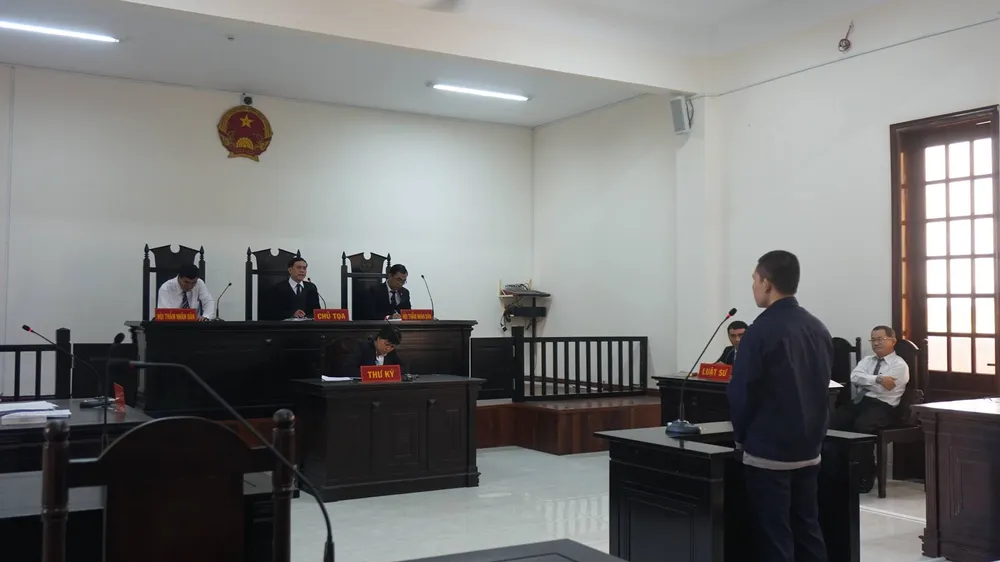 Luật sư bị hại bất ngờ bào chữa cho bị cáo trong vụ giao cấu ảnh 1