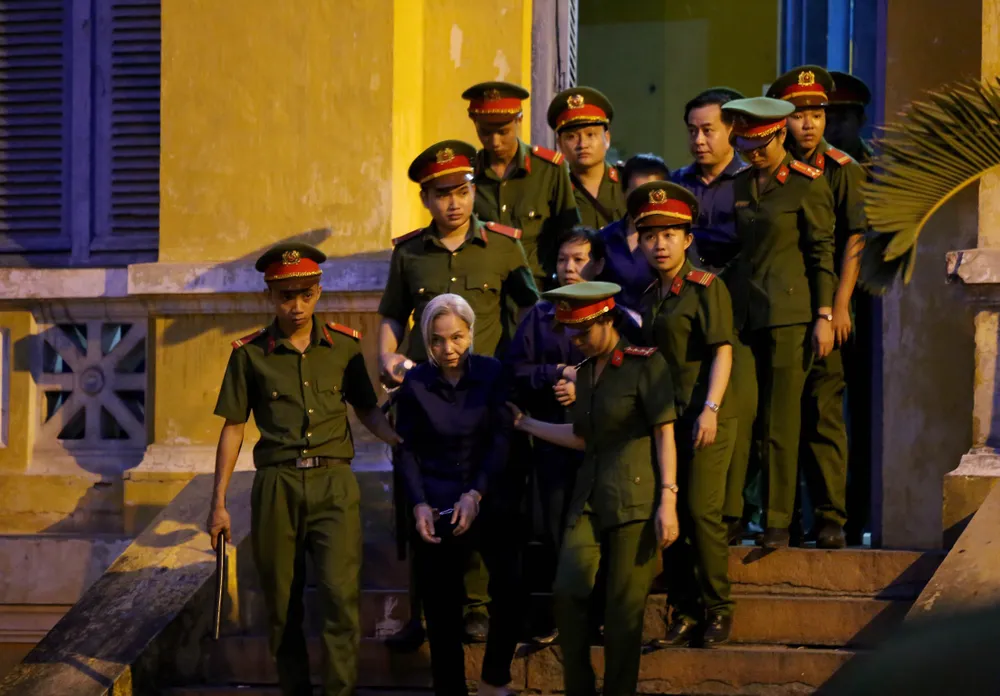 Ánh mắt Vũ 'nhôm' sau phiên tòa chiều muộn ảnh 1