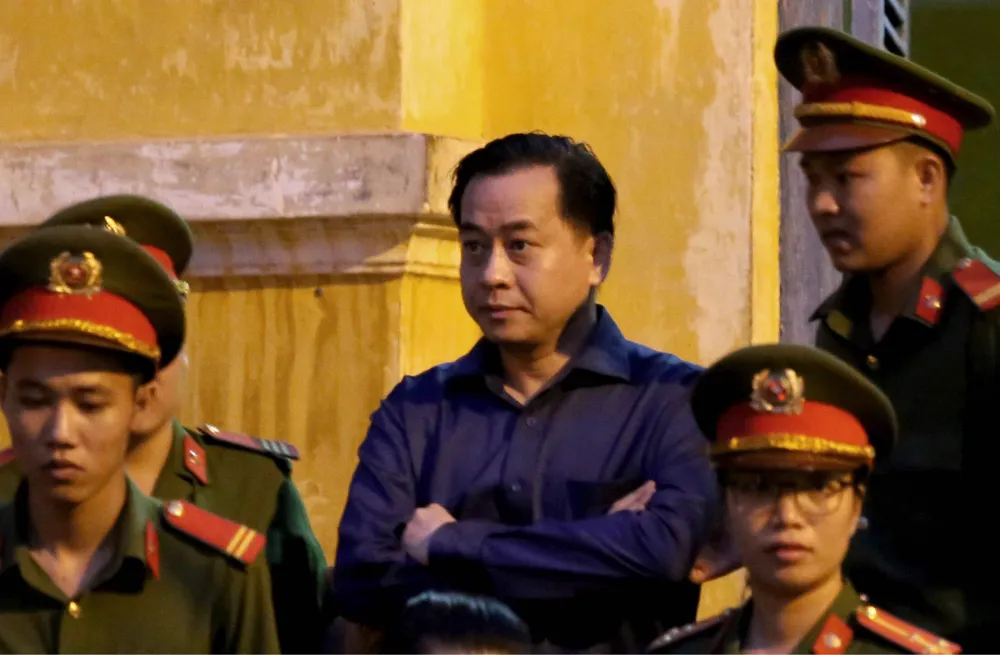 Ánh mắt Vũ 'nhôm' sau phiên tòa chiều muộn ảnh 3