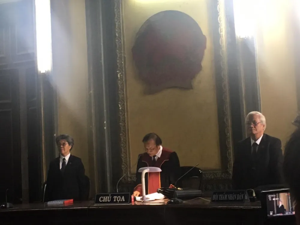 Bà Thảo khóc, ông Vũ cười sau phán quyết của tòa ảnh 3