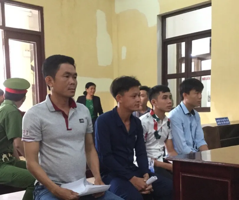 Vì sao tòa vẫn kết tội 4 bị cáo vụ chém người trong đêm ảnh 1 Vì sao tòa vẫn kết tội 4 bị cáo vụ chém người trong đêm ảnh 1