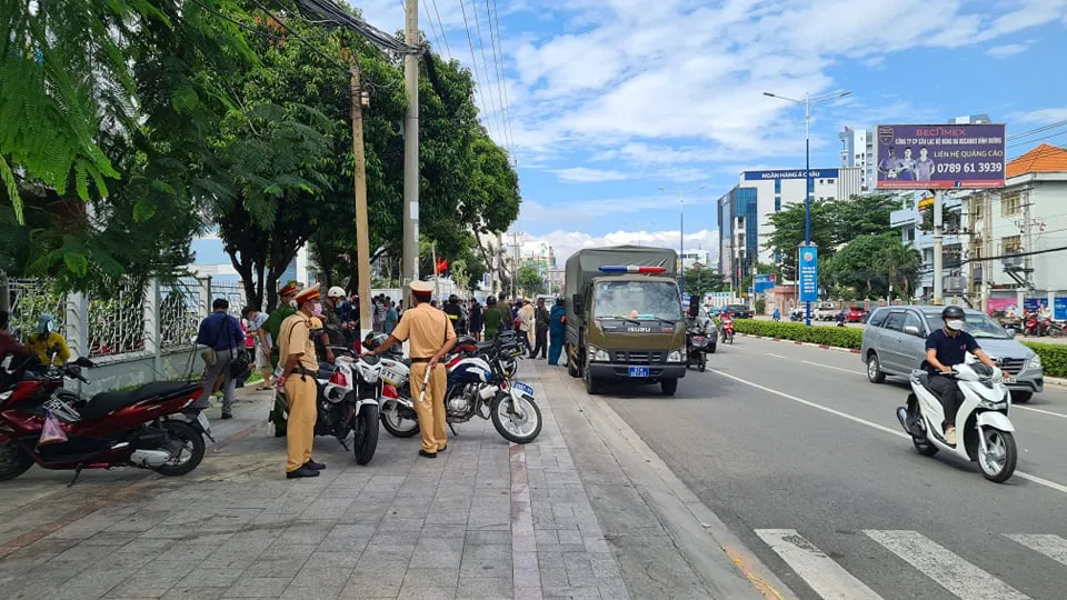 Hỗn loạn trước cổng tòa án vì... chờ xem xử vụ bà Phương Hằng bị cưỡng đoạt tiền ảnh 2 Hỗn loạn trước cổng tòa án vì... chờ xem xử vụ bà Phương Hằng bị cưỡng đoạt tiền ảnh 2