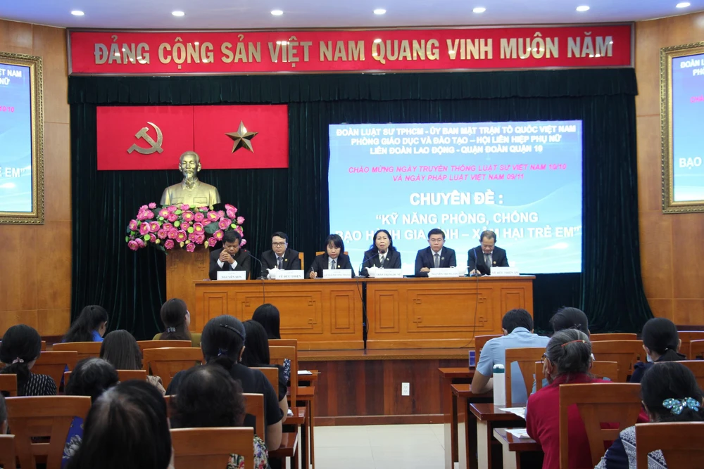 Buổi tư vấn trực tiếp diễn ra tại quận 10. Ảnh: TRẦN LINH