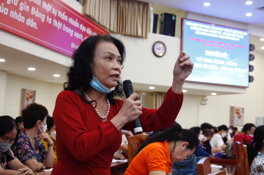 Một người dân đặt câu hỏi với các luật sư tham gia buổi tư vấn. Ảnh: TRẦN LINH