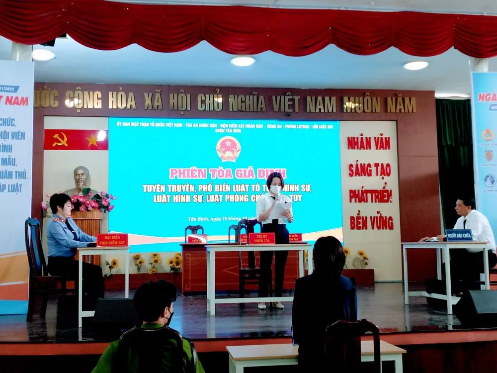 Phiên tòa giả định xét xử đối với người phạm tội “Tổ chức sử dụng trái phép chất ma túy”. Ảnh: HOÀNG NAM Phiên tòa giả định xét xử đối với người phạm tội “Tổ chức sử dụng trái phép chất ma túy”. Ảnh: HOÀNG NAM