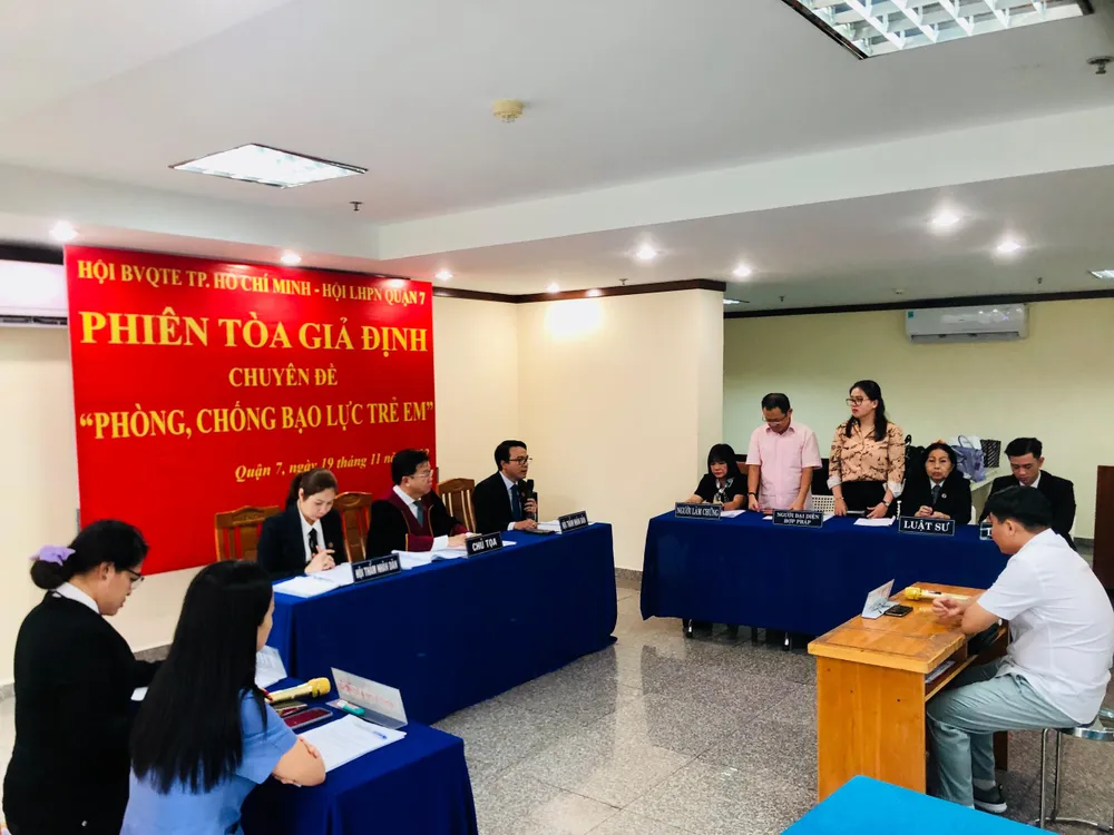 Phiên tòa giả định nhằm phổ biến giáo dục pháp luật, xác định trách nhiệm chăm sóc, bảo vệ trẻ em. Ảnh: TRẦN LINH