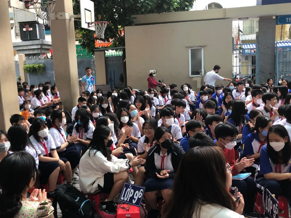 Sự dí dỏm trong các câu trả lời của bị hại và bị cáo đã tạo nên tiếng cười, sự thích thú của học sinh. Ảnh: TRẦN LINH Sự dí dỏm trong các câu trả lời của bị hại và bị cáo đã tạo nên tiếng cười, sự thích thú của học sinh. Ảnh: TRẦN LINH