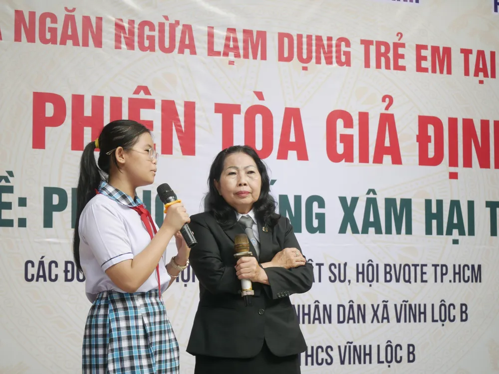 Ls Trần Thị Ngọc Nữ cầm micro giao lưu, truyền đi các thông điệp phòng tránh xâm hại trẻ em. Ảnh: TRẦN LINH Ls Trần Thị Ngọc Nữ cầm micro giao lưu, truyền đi các thông điệp phòng tránh xâm hại trẻ em. Ảnh: TRẦN LINH