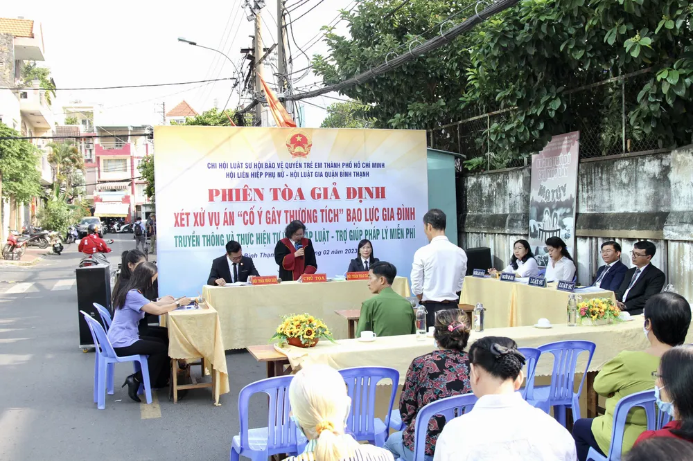 Phiên tòa giả định xét xử hành vi bạo lực gia đình. Ảnh: TRẦN LINH