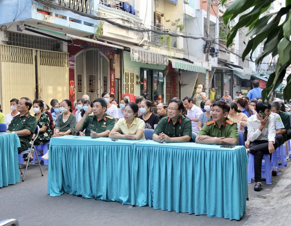 Người dân cùng các ban ngành đoàn thể, cán bộ, hội viên các tổ chức chính trị xã hội phường 9, quận 11 tham dự phiên tòa giả định. Ảnh: TRẦN LINH