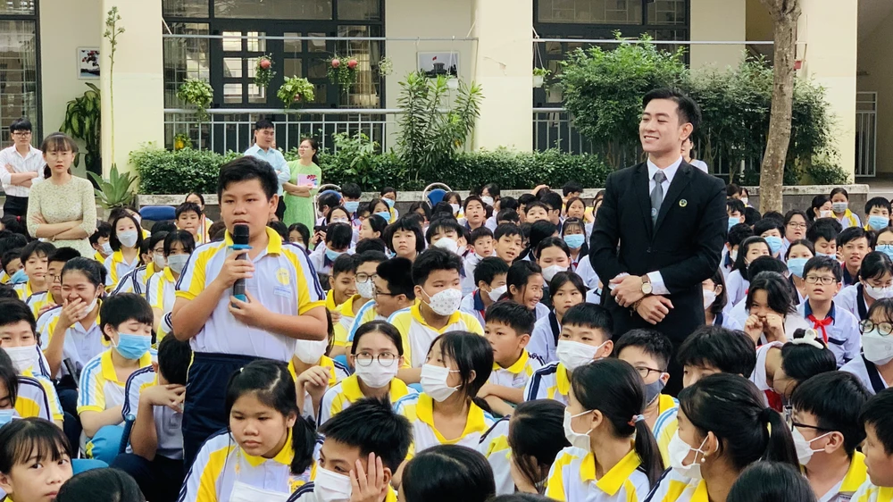 Học sinh sôi nổi đặt câu hỏi về cách nhận biết và phòng tránh các hành vi nguy hiểm. Ảnh: CTV Học sinh sôi nổi đặt câu hỏi về cách nhận biết và phòng tránh các hành vi nguy hiểm. Ảnh: CTV