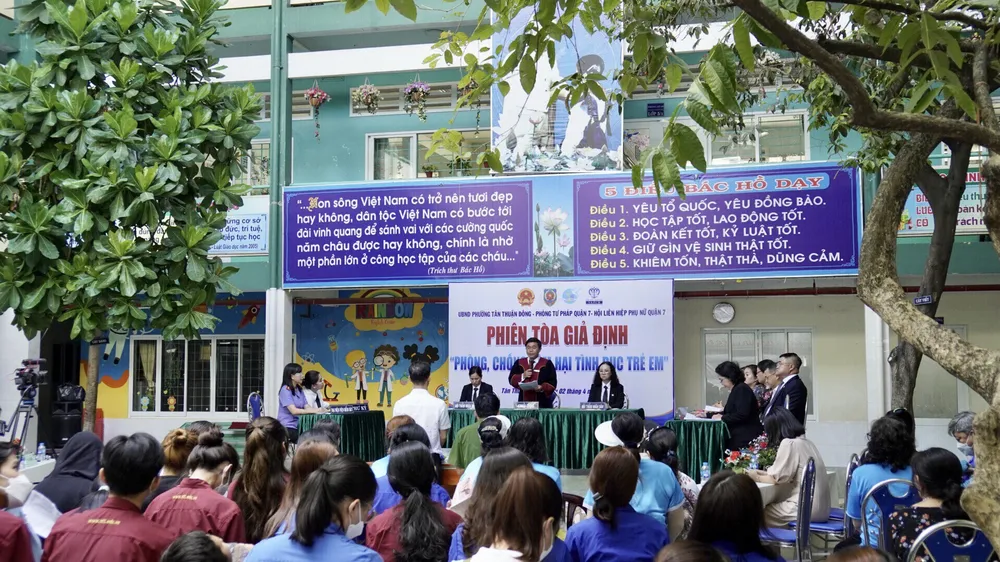 Chương trình phiên tòa giả định nhằm phòng chống các hành vi vi phạm pháp luật liên quan đến trẻ em. Ảnh: TRẦN LINH Chương trình phiên tòa giả định nhằm phòng chống các hành vi vi phạm pháp luật liên quan đến trẻ em. Ảnh: TRẦN LINH