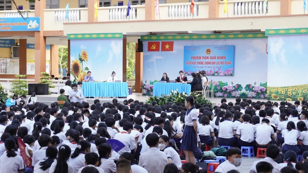 Chương trình giúp học sinh hiểu về các biện pháp phòng, chống những hành vi xấu, vi phạm pháp luật. Ảnh: TRẦN LINH Chương trình giúp học sinh hiểu về các biện pháp phòng, chống những hành vi xấu, vi phạm pháp luật. Ảnh: TRẦN LINH