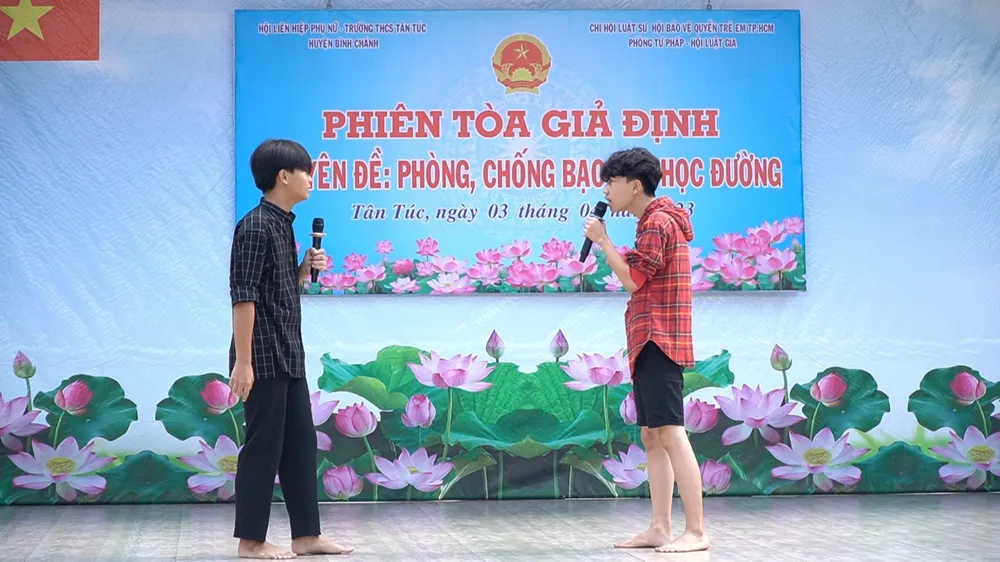 Tiểu phẩm phản ánh nguyên nhân xảy ra cuộc ẩu đả, gây thương tích, giúp học sinh nắm được nguồn cơn vụ án. Ảnh: TRẦN LINH Tiểu phẩm phản ánh nguyên nhân xảy ra cuộc ẩu đả, gây thương tích, giúp học sinh nắm được nguồn cơn vụ án. Ảnh: TRẦN LINH