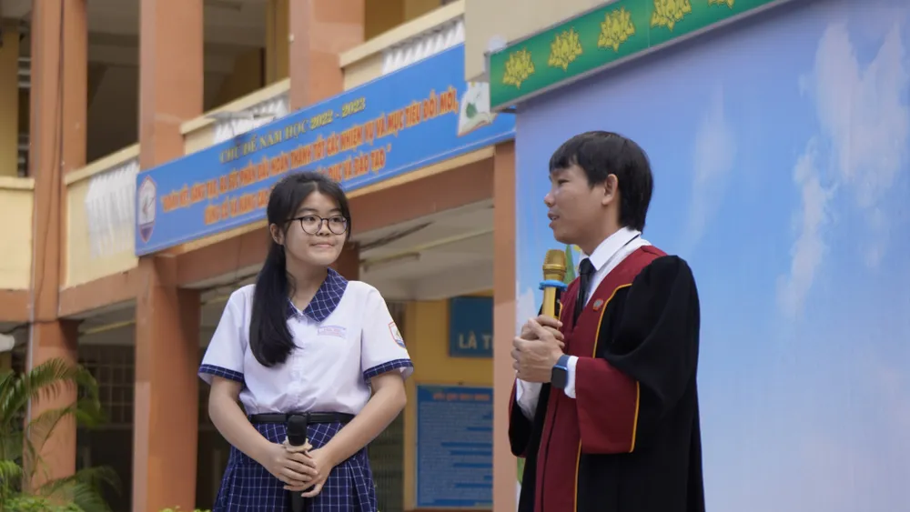 Em Nguyễn Lê Thiên Ân (học sinh lớp 9/2) đặt câu hỏi giao lưu. Ảnh: TRẦN LINH Em Nguyễn Lê Thiên Ân (học sinh lớp 9/2) đặt câu hỏi giao lưu. Ảnh: TRẦN LINH