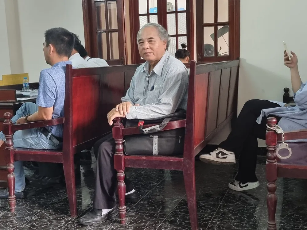 Ông Quyện chờ nghe tòa tuyên án. Ảnh: PHƯƠNG LOAN