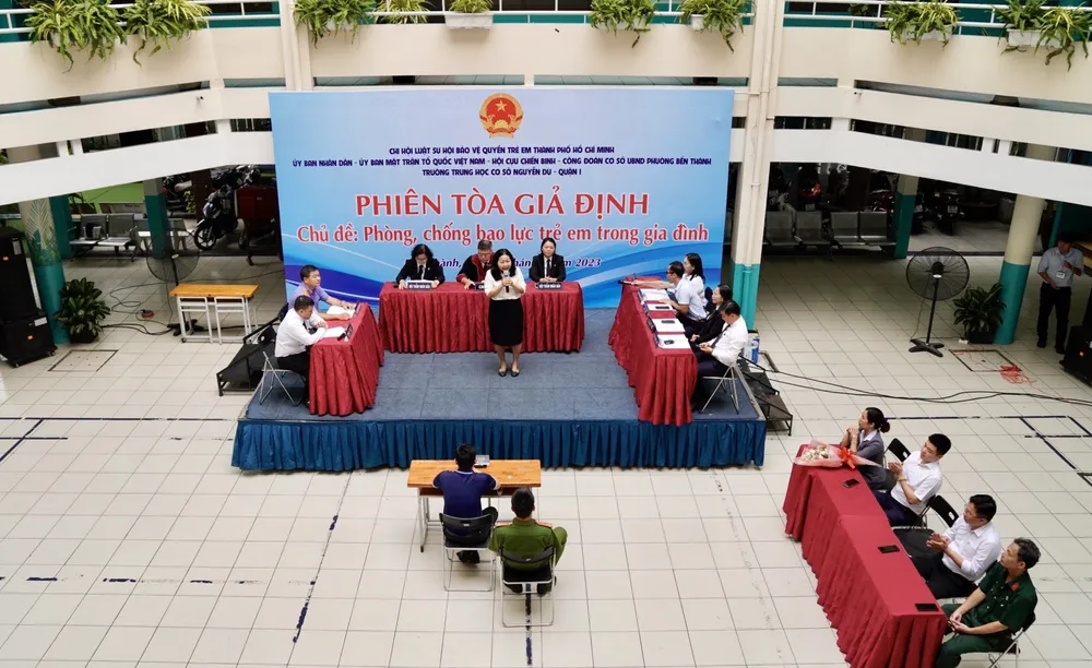 Đây là hoạt động tuyên truyền pháp luật nhằm phòng chống các hành vi bạo lực trong gia đình, trường học và ngoài xã hội. Ảnh: TRẦN LINH