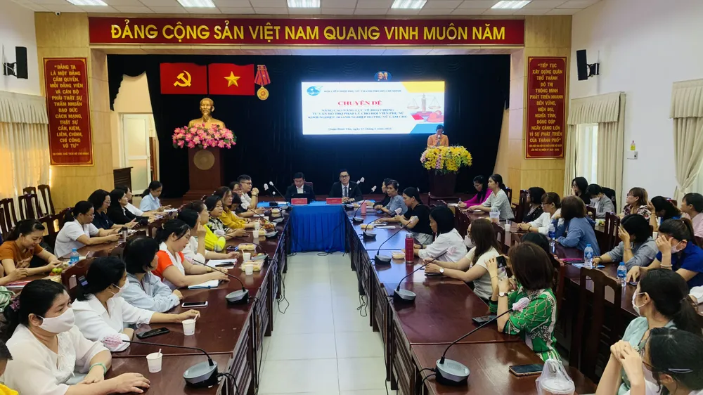 Lớp tập huấn nhằm hỗ trợ pháp lý cho hội viên phụ nữ khởi nghiệp, doanh nghiệp do phụ nữ làm chủ. Ảnh: TRẦN LINH