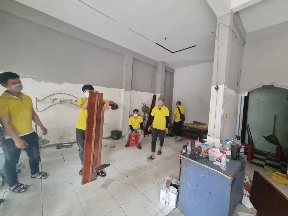 Thời điểm cưỡng chế, nhà không có người ở. Cơ quan thi hành án đã mang các vật dụng ra khỏi nhà để bàn giao nhà cho người trúng đấu giá. Ảnh: NGUYỄN CHÂU