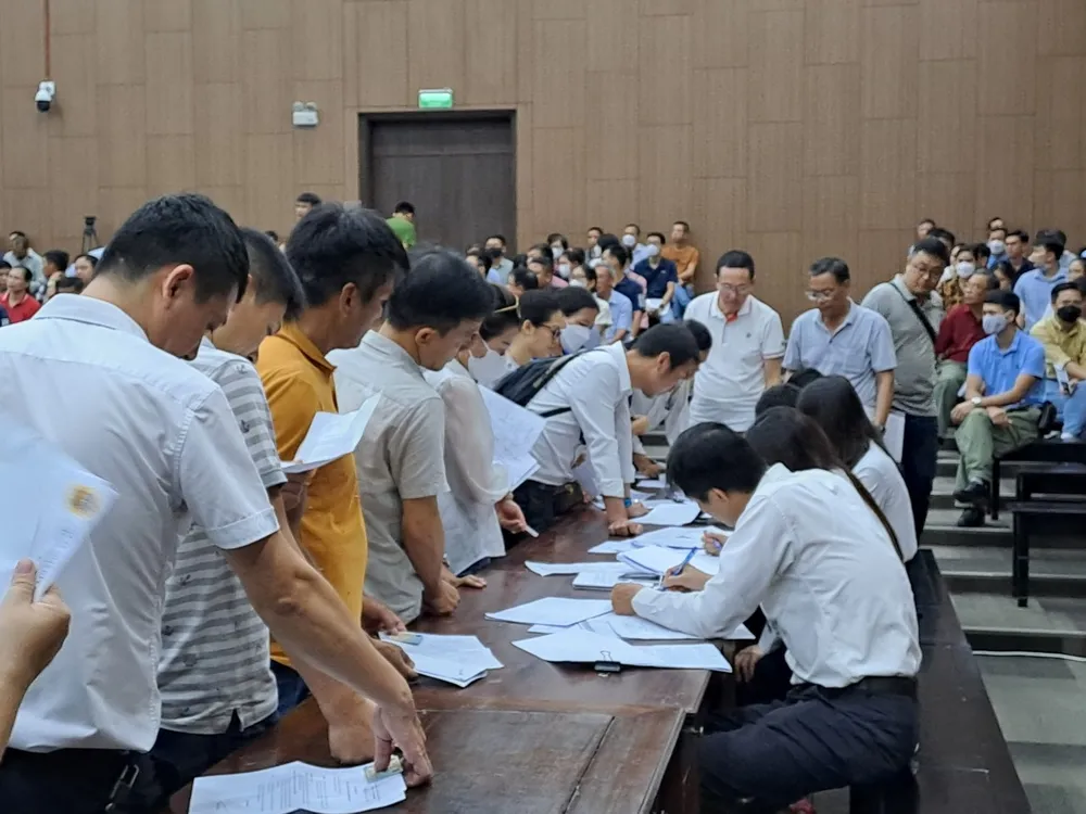 Rất đông bị hại, người liên quan làm thủ tục tham gia phiên tòa sáng nay 10-8. Ảnh: BÙI TRANG Rất đông bị hại, người liên quan làm thủ tục tham gia phiên tòa sáng nay 10-8. Ảnh: BÙI TRANG