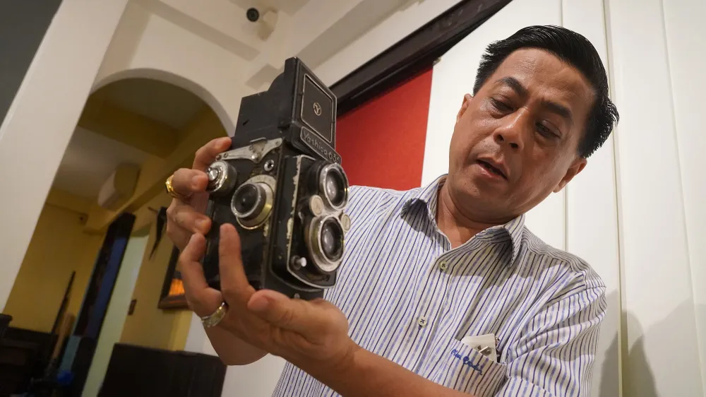 Không giấu được sự xúc động khi kể về chiếc máy ảnh hiệu Yasshica 635, anh Trần Vũ Bình (con trai ông Năm Lai) cho biết: “Cha tôi đã sử dụng máy ảnh này để tự chụp nhiều tấm hình chân dung, chụp rồi xem lại các biểu cảm “giả điên” của mình để làm giả hồ sơ tâm thần”. Không giấu được sự xúc động khi kể về chiếc máy ảnh hiệu Yasshica 635, anh Trần Vũ Bình (con trai ông Năm Lai) cho biết: “Cha tôi đã sử dụng máy ảnh này để tự chụp nhiều tấm hình chân dung, chụp rồi xem lại các biểu cảm “giả điên” của mình để làm giả hồ sơ tâm thần”.