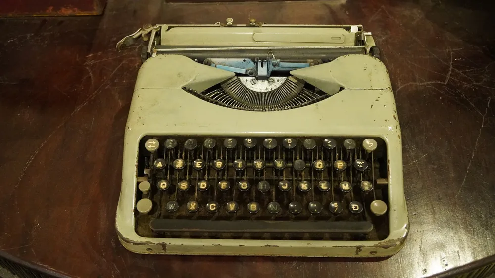 Chiếc máy đánh chữ trong văn phòng của tổng thống chính quyền Sài Gòn Nguyễn Văn Thiệu bỏ lại sau ngày 30-4-1975. Chiếc máy đánh chữ trong văn phòng của tổng thống chính quyền Sài Gòn Nguyễn Văn Thiệu bỏ lại sau ngày 30-4-1975.