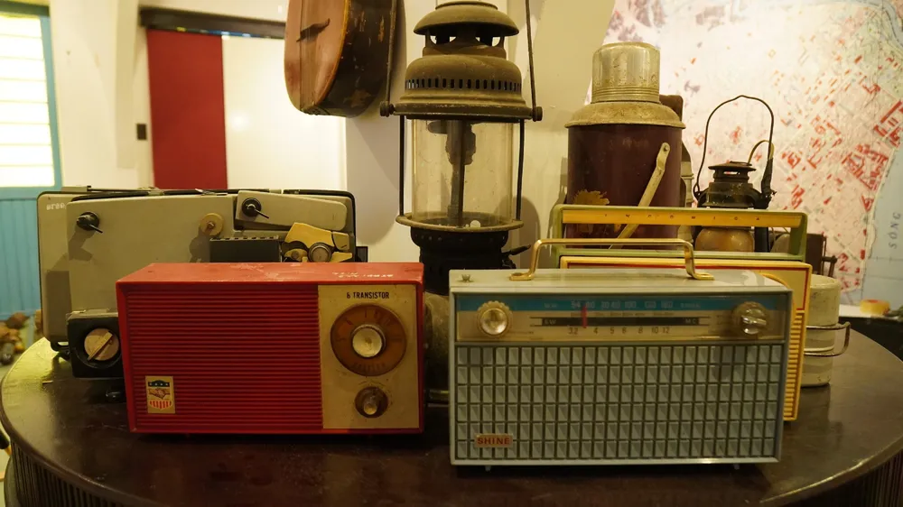 Radio ấp chiến lược, do chính phủ Mỹ cấp miễn phí cho người dân trong ấp chiến lược - thời kỳ Ngô Đình Diệm dồn dân lập ấp chiến lược để dễ quản lý. Việc phát radio miễn phí cho dân nhằm thuận lợi cho mục đích tuyên truyền. Loại radio này được thiết kế đặc biệt, rất đơn giản dễ sử dụng và bắt sóng rất mạnh ở một vài tần số. Radio ấp chiến lược, do chính phủ Mỹ cấp miễn phí cho người dân trong ấp chiến lược - thời kỳ Ngô Đình Diệm dồn dân lập ấp chiến lược để dễ quản lý. Việc phát radio miễn phí cho dân nhằm thuận lợi cho mục đích tuyên truyền. Loại radio này được thiết kế đặc biệt, rất đơn giản dễ sử dụng và bắt sóng rất mạnh ở một vài tần số.