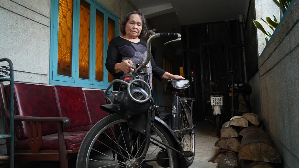 Chiếc xe đạp máy hiệu Velo Solex của Pháp, sản xuất thập niên 1950 của ông Lai giao cho nữ giao liên Nguyễn Ngọc Huệ (bí danh Thu Ba) trước năm 1968. Khi biết tin Bảo tàng Biệt động Sài Gòn - Gia Định đi vào hoạt động, bà Huệ tình nguyện trao tặng kỷ vật quý. Chiếc xe đạp máy hiệu Velo Solex của Pháp, sản xuất thập niên 1950 của ông Lai giao cho nữ giao liên Nguyễn Ngọc Huệ (bí danh Thu Ba) trước năm 1968. Khi biết tin Bảo tàng Biệt động Sài Gòn - Gia Định đi vào hoạt động, bà Huệ tình nguyện trao tặng kỷ vật quý.