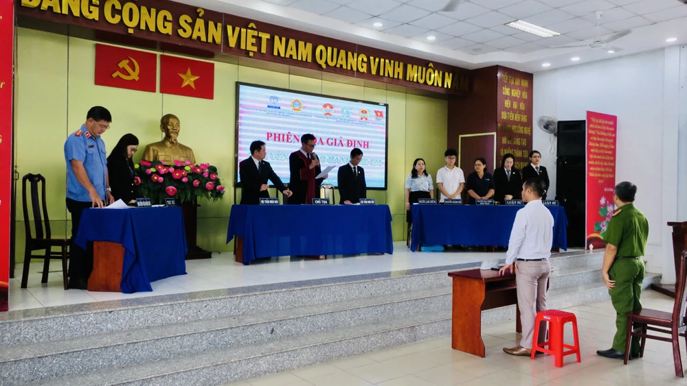Chương trình tuyên truyền ý thức phòng chống các hành vi vi phạm pháp luật liên quan đến trẻ em. Ảnh: TRẦN LINH Chương trình tuyên truyền ý thức phòng chống các hành vi vi phạm pháp luật liên quan đến trẻ em. Ảnh: TRẦN LINH