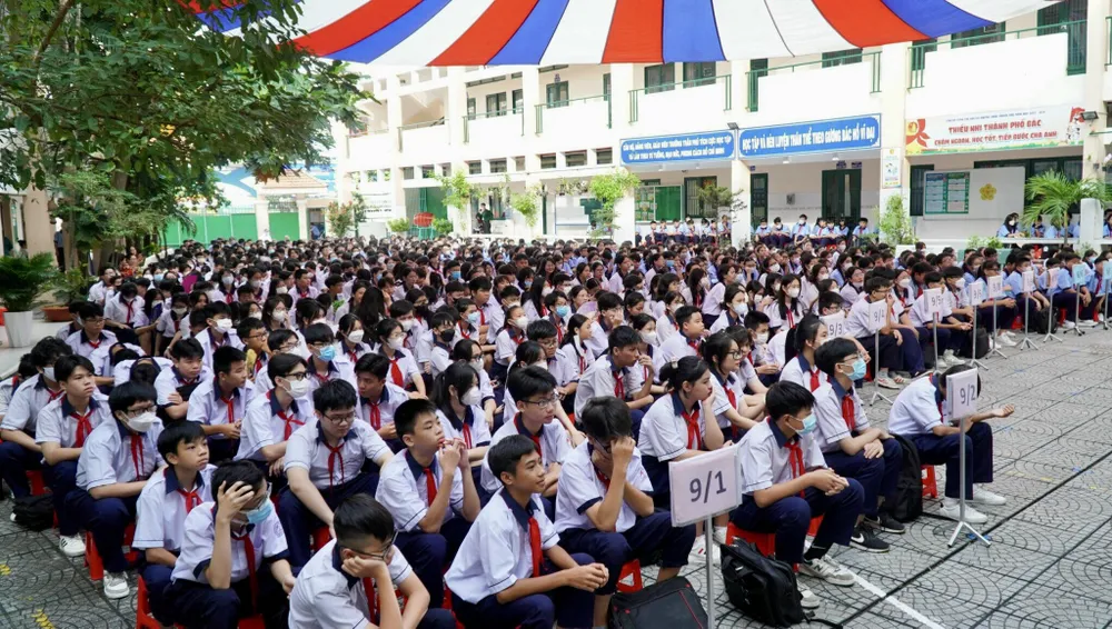 700 học sinh Trường THCS Trần Phú, quận 10 nghe truyền thông về "Phòng chống lao động trẻ em". Ảnh: TRẦN LINH hs tran phu.jpg