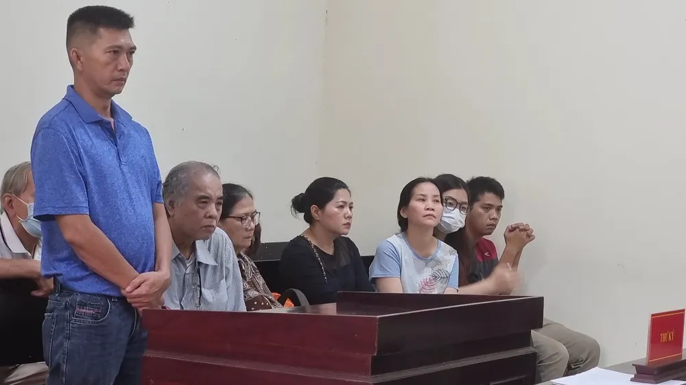 Gia đình ông Quyện mất gần 10 năm theo kiện để huỷ hợp đồng. Ảnh: PL gia dinh ong Quyen.jpeg