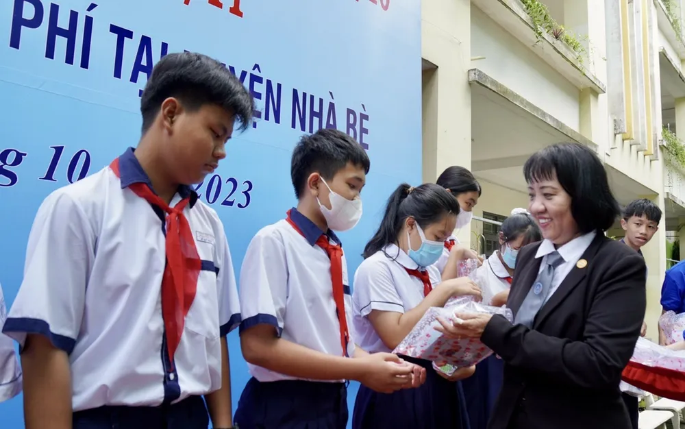 Luật sư Nguyễn Bảo Trâm tặng quà cho các học sinh đã đặt câu hỏi trong chương trình tư vấn pháp luật. Ảnh: TRẦN LINH LS_nguyen_bao_tram_nha_be.jpeg
