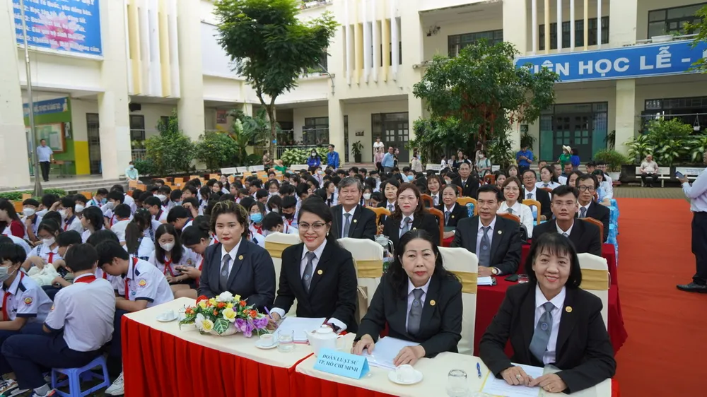 Các luật sư thuộc Đoàn Luật sư TP.HCM tham gia buổi tư vấn, tuyên truyền pháp luật ngày 8-10 tại huyện Nhà Bè. Ảnh: TRẦN LINH tu_van_phap_luat_nha_be.jpeg