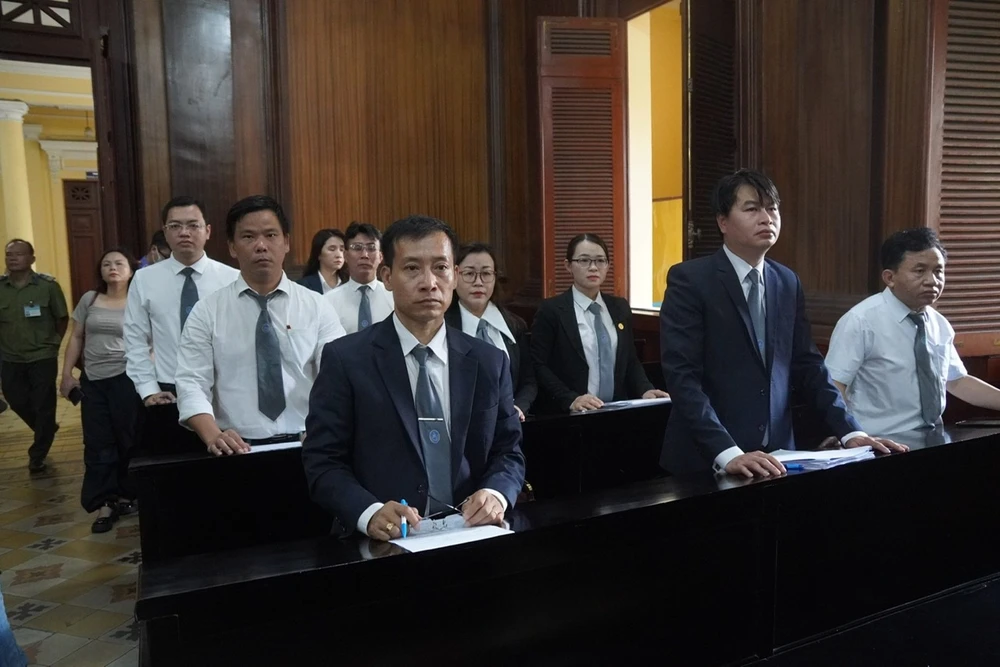 Các luật sư trong vụ án cựu giám đốc Bệnh viện TP Thủ Đức tham ô và rửa tiền 102 tỉ đồng. Ảnh: TRẦN LINH luat-su-vu-cuu-giam-doc-benh-vien-thu-duc-tham-o-rua-tien.jpg