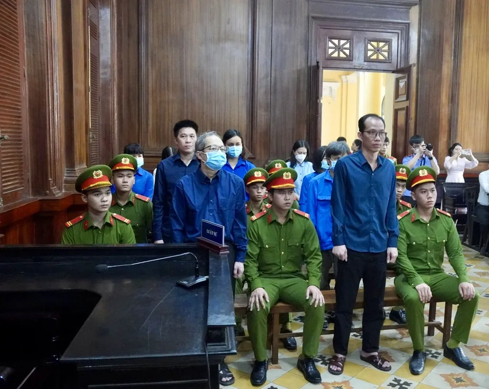 Các bị cáo nghe tòa tuyên án sáng nay 1-12. Ảnh: TRẦN LINH Tòa phạt cựu giám đốc BV Thủ Đức Nguyễn Minh Quân 21 năm tù về 2 tội tham ô, rửa tiền