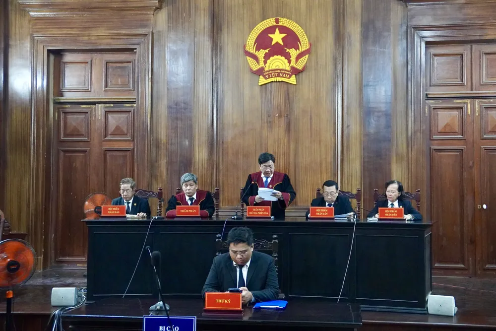 HĐXX đang tuyên án vụ cựu giám đốc Bệnh viện TP Thủ Đức tham ô, rửa tiền. Ảnh: TRẦN LINH toa-tuyen-an-vu-cuu-giam-doc-benh-vien-thu-duc-tham-o-rua-tien.jpg