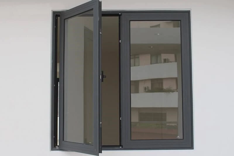 Trổ cửa sổ phải tránh tia nhìn trực tiếp vào nội thất nhà đối diện. Ảnh minh họa trổ cửa sổ