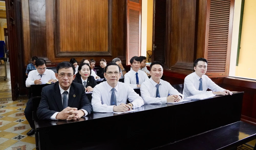 Các luật sư tham gia bào chữa tại TAND TP.HCM. Ảnh: TRẦN LINH Thời hạn hiệu lực của Chứng chỉ hành nghề luật sư