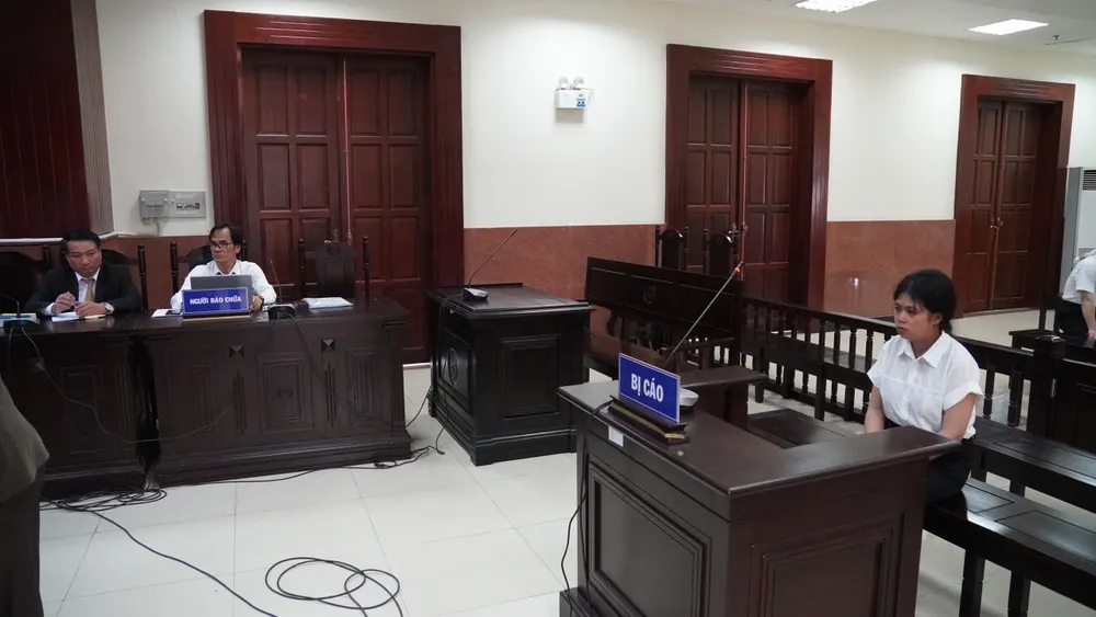 Hoãn phiên tòa vụ "bán con ở Trà Vinh" để triệu tập thêm cha của đứa bé tham gia tố tụng. Ảnh: TRẦN LINH phien-toa-ban-con.jpg
