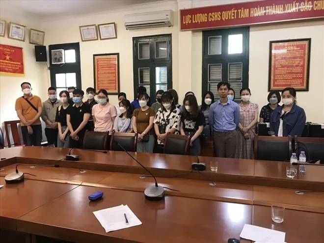Các đối tượng trong đường dây cho vay lãi nặng qua app thời điểm công an triệt phá vụ án. Ảnh: Công an Hà Nội 135_bi_cao_cho_vay_lai_nang.jpeg