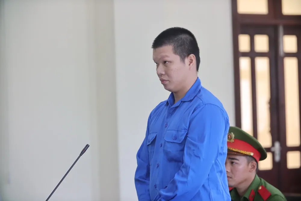 Bị cáo Sơn tại phiên tòa sáng nay 18-7. Ảnh: HUỲNH DU bi cao Son.jpg