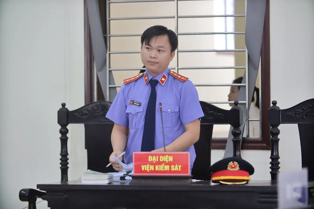 Đại diện VKSND tỉnh Long An giữ quyền công tố và kiểm sát xét xử tại phiên tòa bắt cóc con của bạn thân kiếm tiền trả nợ cờ bạc. Ảnh: HUỲNH DU dai_dien_vien_kiem_sat_vu_bat_coc_con_ban_than.jpg