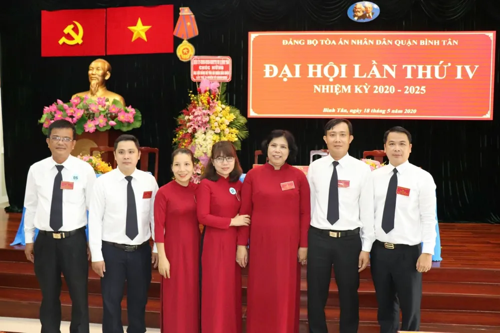 Ông Nguyễn Đức Phước (ngoài cùng bên phải) cùng đồng nghiệp TAND quận Bình Tân. IMG_20240913_052744.jpg