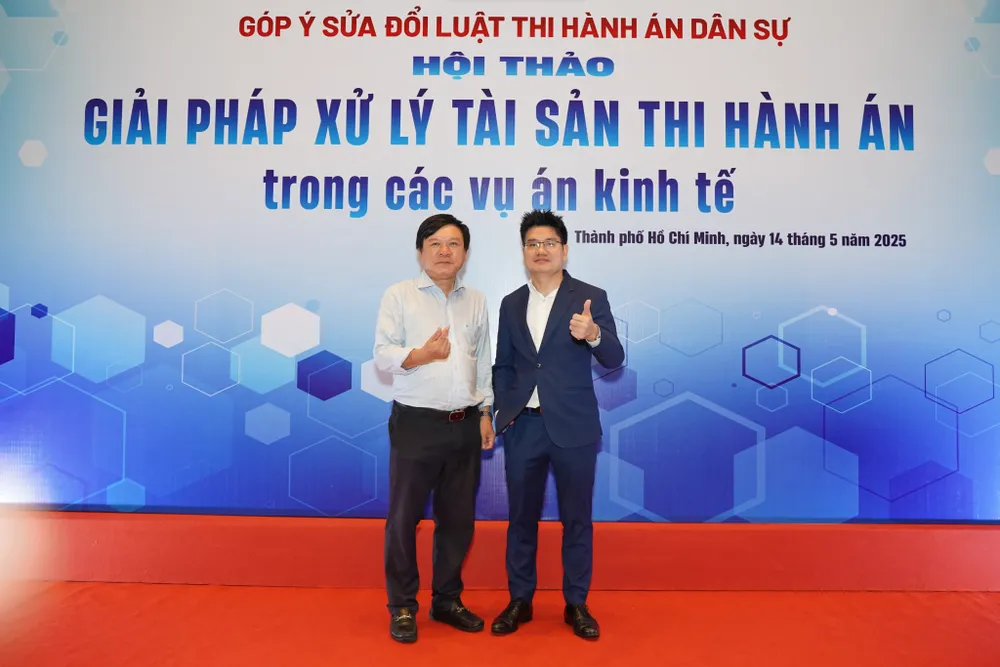 Luật sư Lê Minh Phiếu (bìa phải, Luật sư điều hành LMP Lawyer) tham dự Hội thảo “Góp ý sửa đổi Luật Thi hành án (THA) dân sự - Giải pháp xử lý tài sản THA trong các vụ án kinh tế” do báo Pháp Luật TP.HCM tổ chức sáng 14-5. Ảnh: THUẬN VĂN LE MINH PHIEU.jpeg