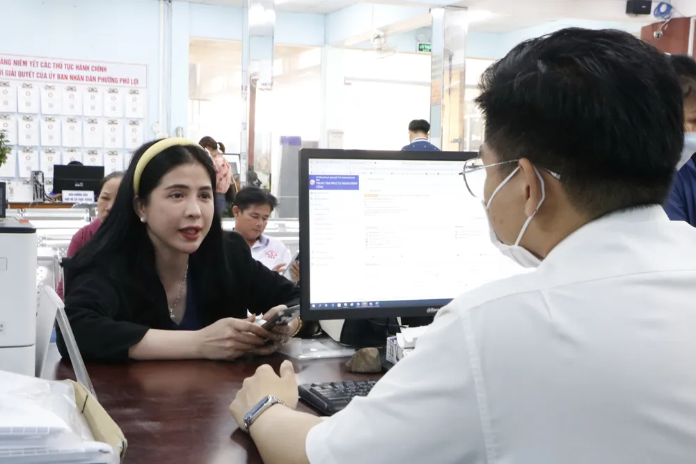 Chị Nguyễn Thị Phương Lan được hướng dẫn và giải quyết nhanh hồ sơ. Ảnh: LÊ ÁNH Chị Nguyễn Thị Phương Lan được hướng dẫn và giải quyết nhanh hồ sơ tại Trung tâm hành chính công
