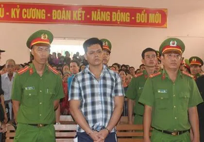 Đông nghẹt người theo dõi phiên tòa xử 1 vụ thảm án