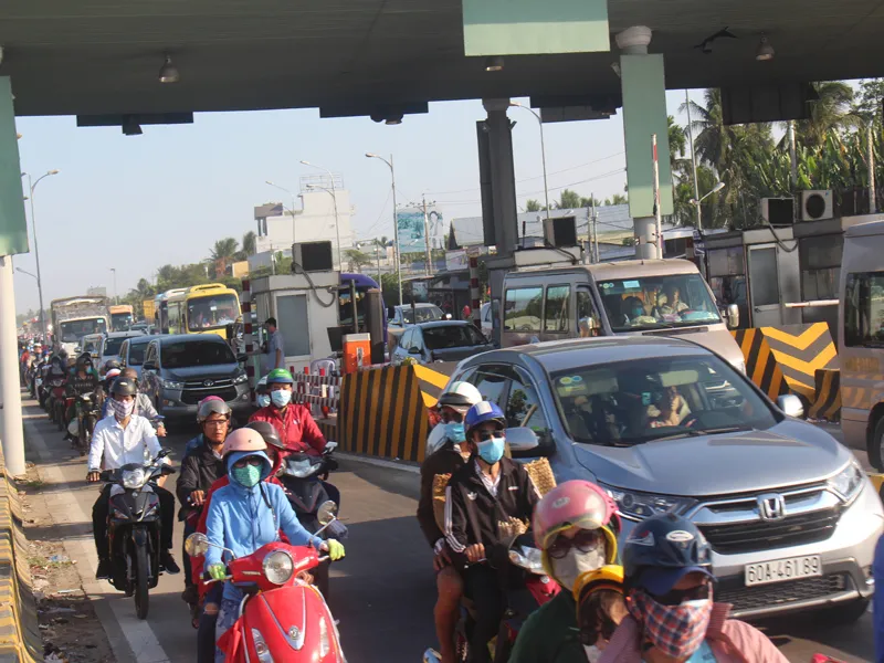 Nghẽn cứng đường lên cầu, BOT Cầu Rạch Miễu vẫn thu phí ảnh 1