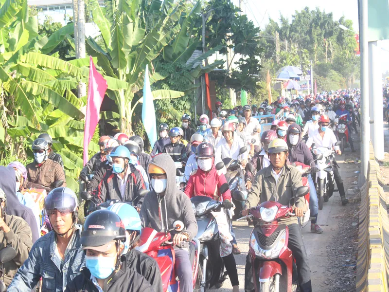 Nghẽn cứng đường lên cầu, BOT Cầu Rạch Miễu vẫn thu phí ảnh 2