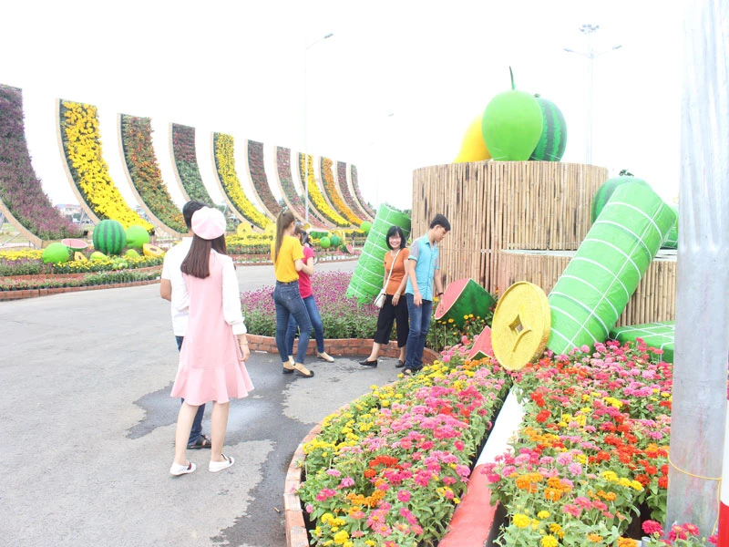 Du khách thích thú với đường hoa xuân tại TP Mỹ Tho ảnh 5